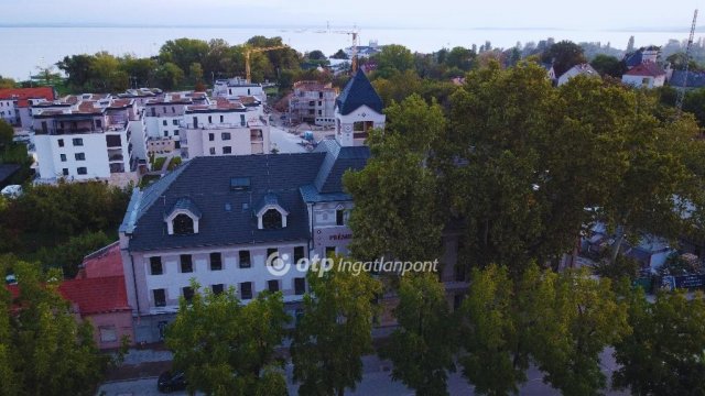 Eladó téglalakás, Balatonkenesén 89 M Ft, 2 szobás