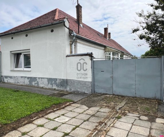 Eladó családi ház, Szekszárdon 32 M Ft, 4 szobás