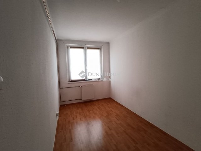 Eladó panellakás, Cegléden 39.9 M Ft, 3 szobás