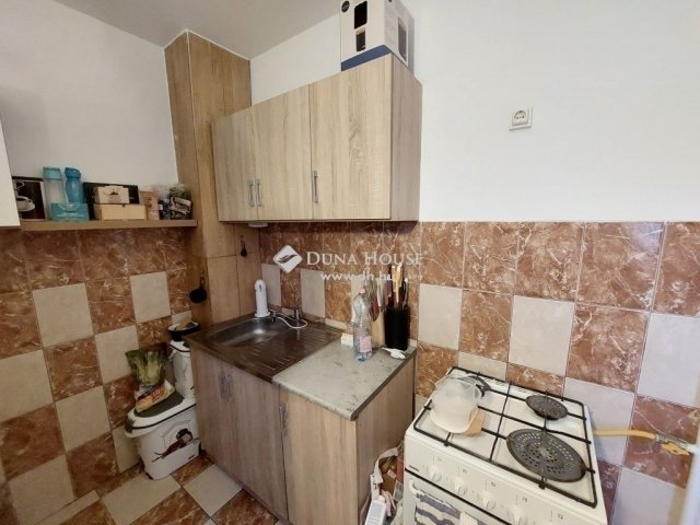 Eladó panellakás, Pécsett 31.9 M Ft, 2 szobás