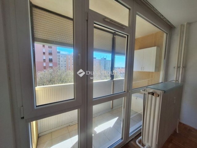 Eladó panellakás, Pécsett 53.9 M Ft, 3 szobás