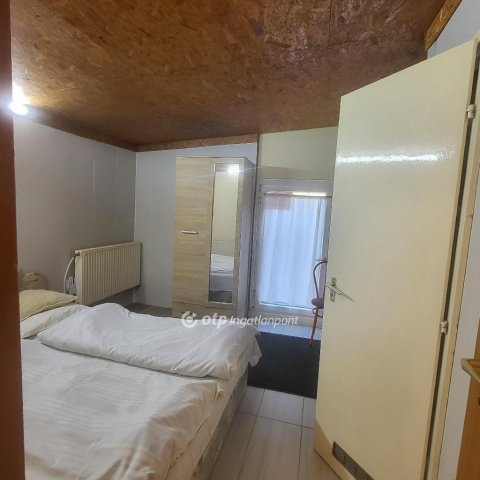 Eladó sorház, Mikepércsen 799 M Ft, 40 szobás
