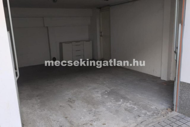 Kiadó garázs, Pécsett, Ady Endre utcában 25 E Ft / hó