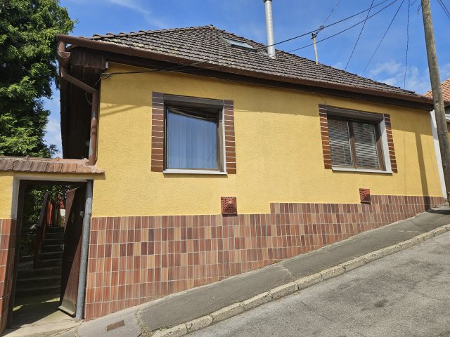Eladó családi ház, Pécsett 74.9 M Ft, 4 szobás