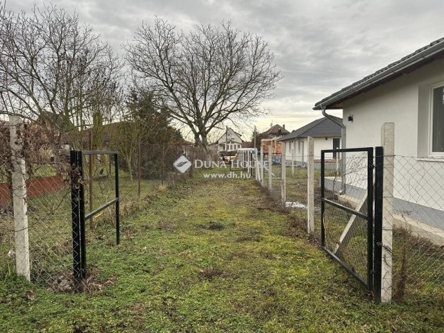 Eladó ikerház, Majosházán 60 M Ft, 3 szobás