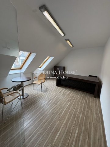 Eladó iroda, Pécsett 130 M Ft, 4 szobás / költözzbe.hu