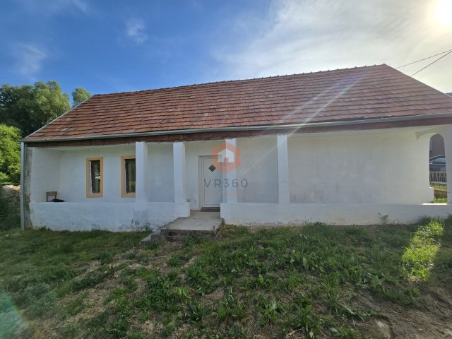 Eladó családi ház, Baksán 10 M Ft, 2 szobás