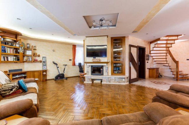 Eladó családi ház, Kistarcsán 329 M Ft, 5+2 szobás