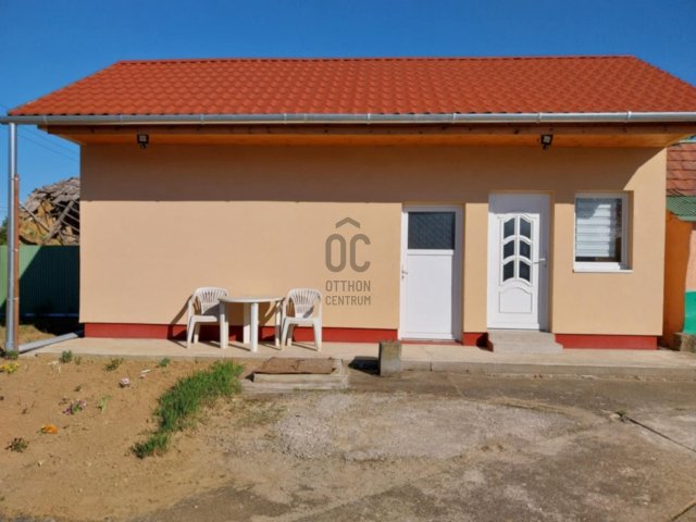 Eladó családi ház, Komorón 11.8 M Ft, 1 szobás