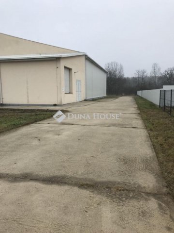 Eladó ipari ingatlan, Tégláson 180 M Ft / költözzbe.hu