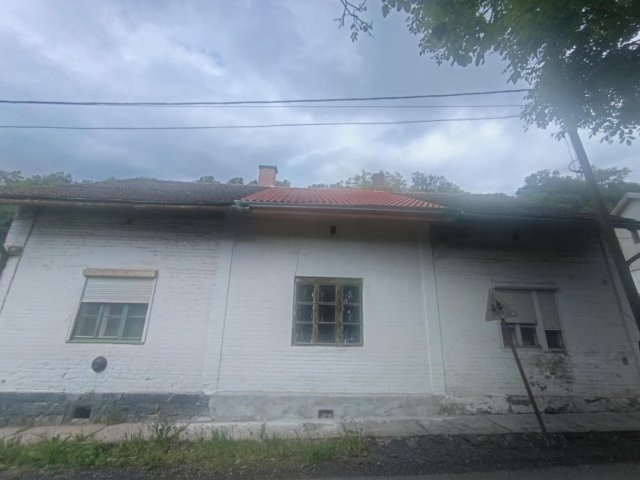 Eladó sorház, Komlón, Ady Endre utcában 4.9 M Ft, 2 szobás