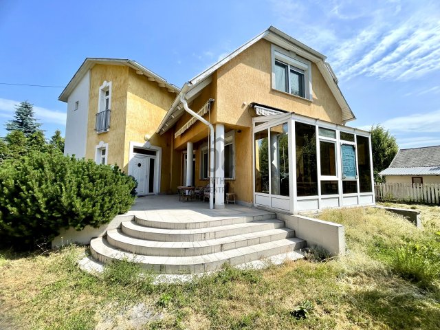 Eladó családi ház, Gödön 129.9 M Ft, 7 szobás