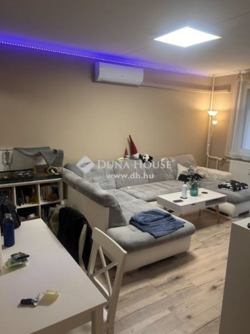 Eladó panellakás, Veszprémben 52 M Ft, 3 szobás