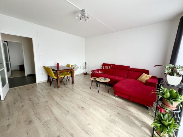 Eladó panellakás, Veszprémben 46.9 M Ft, 2 szobás