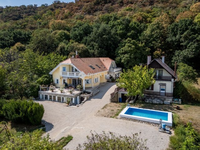 Eladó családi ház, Csákváron 250 M Ft, 7 szobás