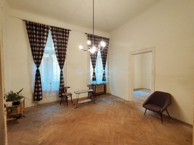 Eladó téglalakás, Budapesten, VI. kerületben 67.9 M Ft, 2 szobás