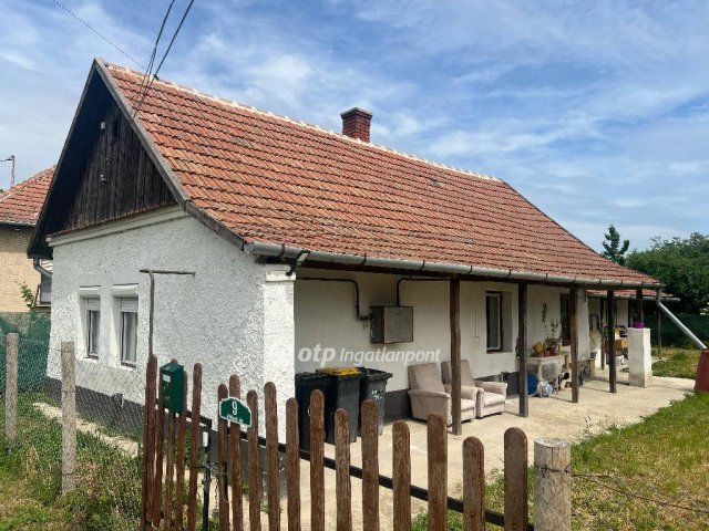 Eladó családi ház, Újszászon 14.9 M Ft, 2 szobás