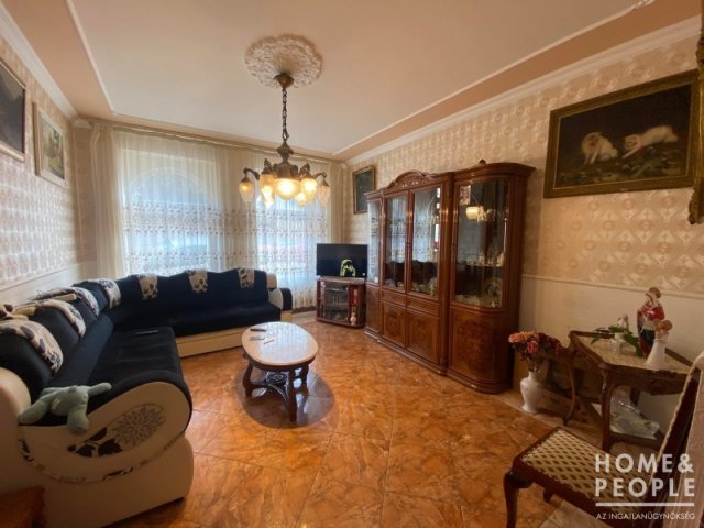 Eladó családi ház, Szegeden 54.99 M Ft, 5 szobás