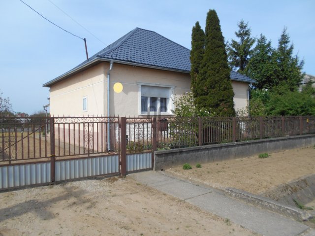Eladó családi ház, Dögén 25.9 M Ft, 4 szobás