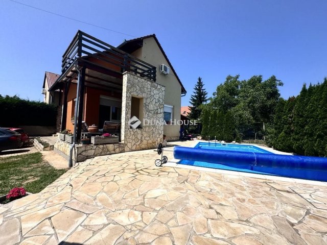 Eladó családi ház, Pécsett 139.99 M Ft, 5 szobás