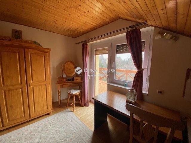 Eladó családi ház, Pécsett 250 M Ft, 9 szobás