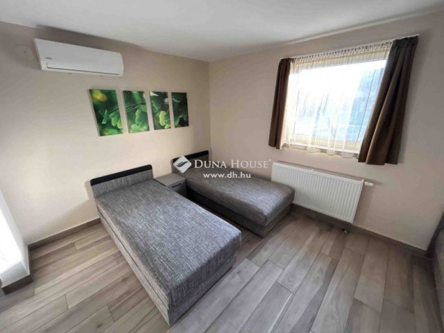 Eladó családi ház, Vecsésen 299 M Ft, 12 szobás