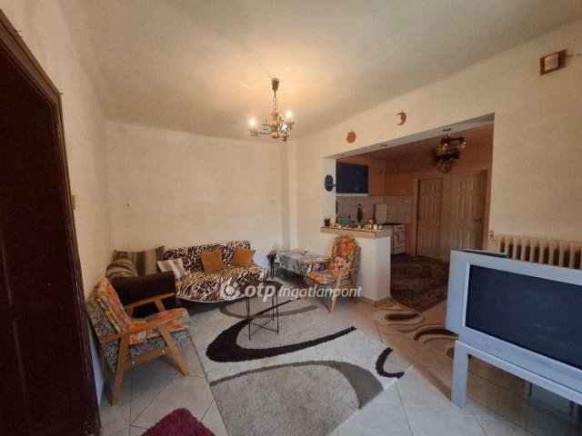 Eladó családi ház, Vécsen 8.5 M Ft, 2 szobás