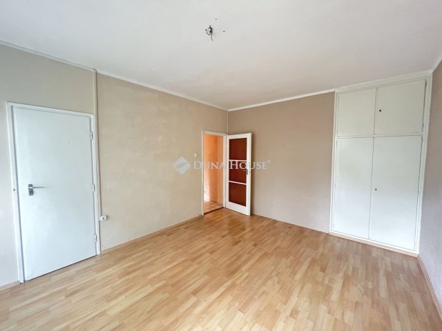 Eladó téglalakás, Veszprémben 41 M Ft, 1 szobás