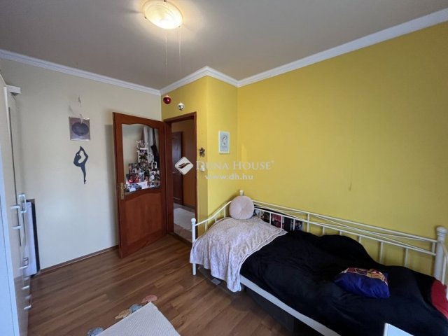 Eladó családi ház, Pétfürdőn 84.9 M Ft, 4+2 szobás