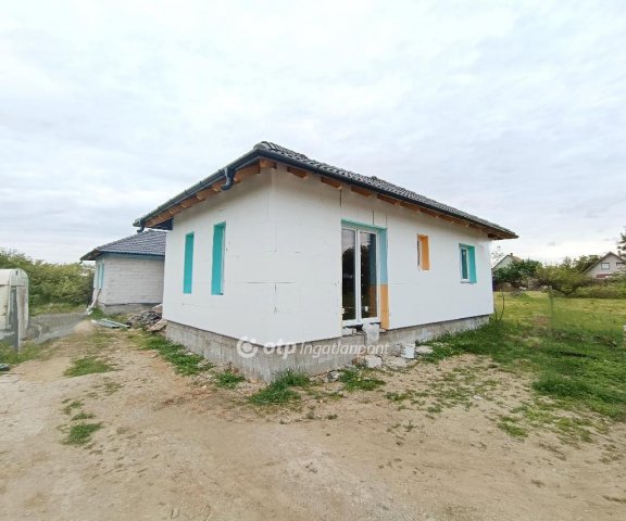 Eladó ikerház, Ercsiben 51.99 M Ft, 3 szobás