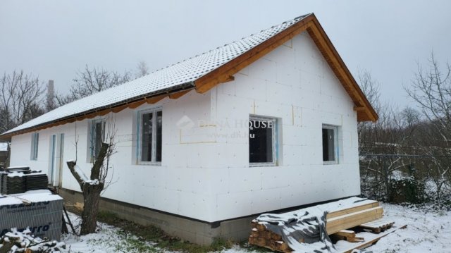 Eladó családi ház, Ercsiben 45 M Ft, 5 szobás
