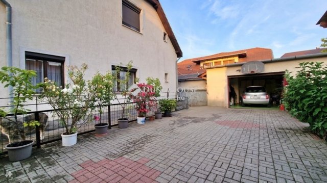Eladó családi ház, Vácon 160 M Ft, 4 szobás