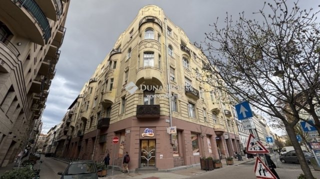 Eladó téglalakás, Budapesten, VI. kerületben 51 M Ft, 1 szobás
