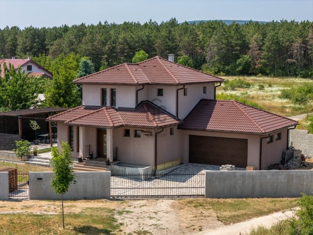 Eladó családi ház, Várpalotán 138.9 M Ft, 6 szobás