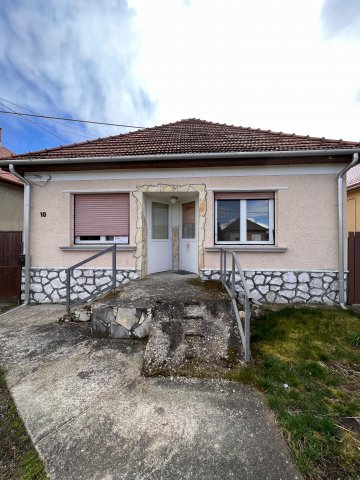 Eladó családi ház, Egerben 27.9 M Ft, 6+2 szobás