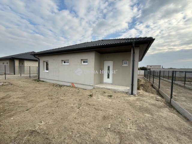 Eladó családi ház, Mosonmagyaróváron 75.9 M Ft, 4 szobás