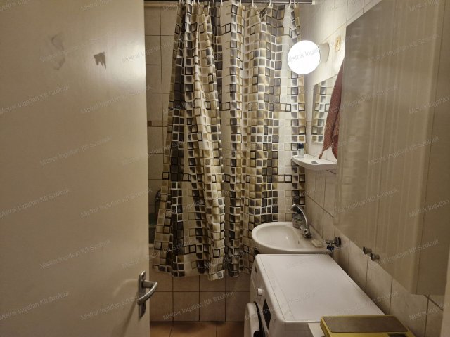 Eladó téglalakás, Törökszentmiklóson 16.2 M Ft, 1 szobás