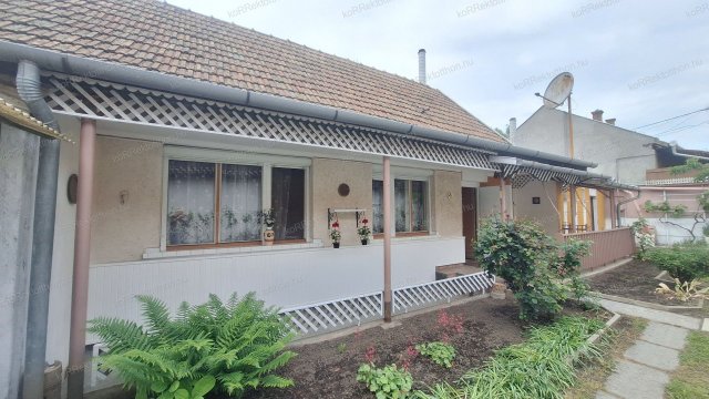 Eladó családi ház, Jászberényben 38.5 M Ft, 3+1 szobás