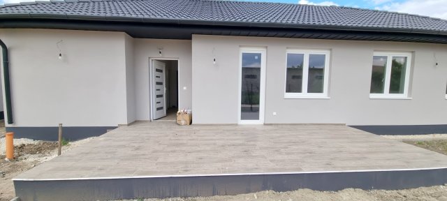 Eladó családi ház, Bicskén 88 M Ft, 5 szobás