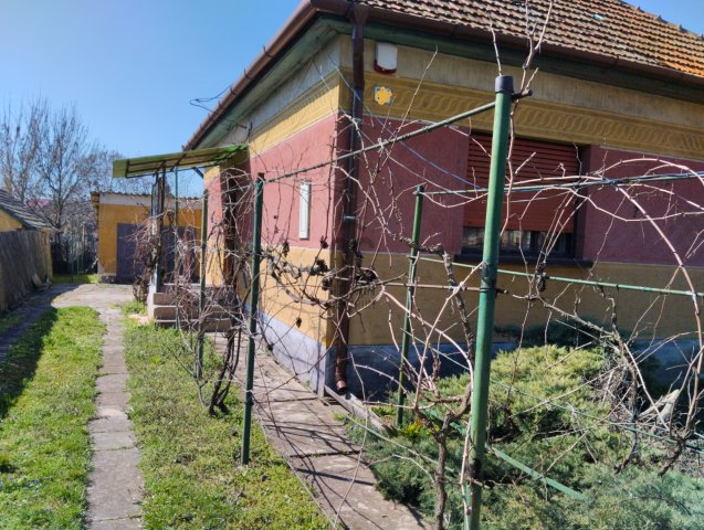 Eladó családi ház, Szolnokon 18 M Ft, 2 szobás