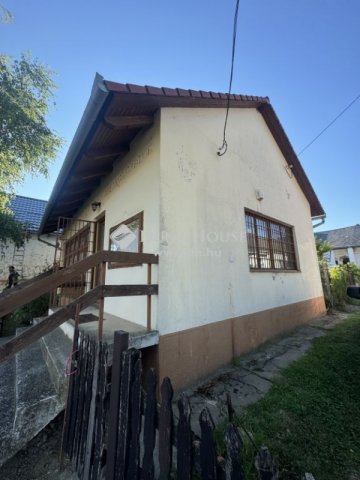 Eladó családi ház, Majson 10.9 M Ft, 1 szobás