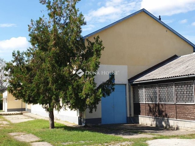 Kiadó ipari ingatlan, Esztergomban 1805 E Ft / hó