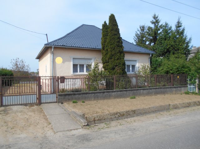 Eladó családi ház, Dögén 25.9 M Ft, 4 szobás