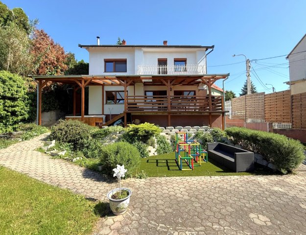 Eladó családi ház, Pécsett 185 M Ft, 3+2 szobás