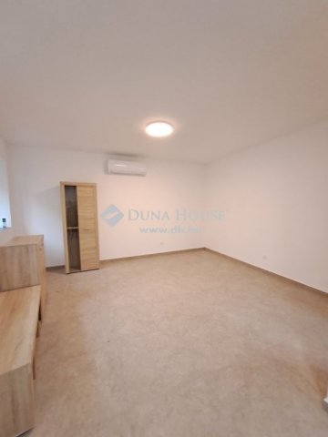 Kiadó téglalakás, albérlet, Pécsett 180 E Ft / hó, 2 szobás