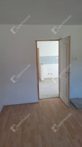 Eladó családi ház, Baksán 10 M Ft, 2 szobás