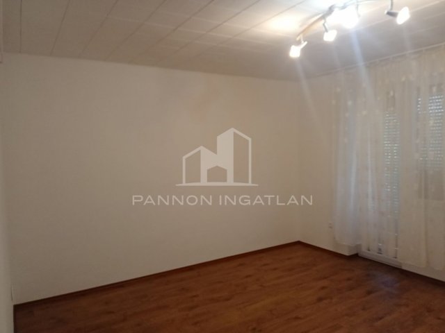 Eladó téglalakás, Ajkán 42.6 M Ft, 2+1 szobás