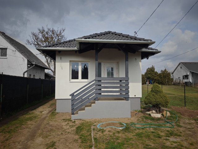 Eladó családi ház, Őrbottyánban 68 M Ft, 2 szobás