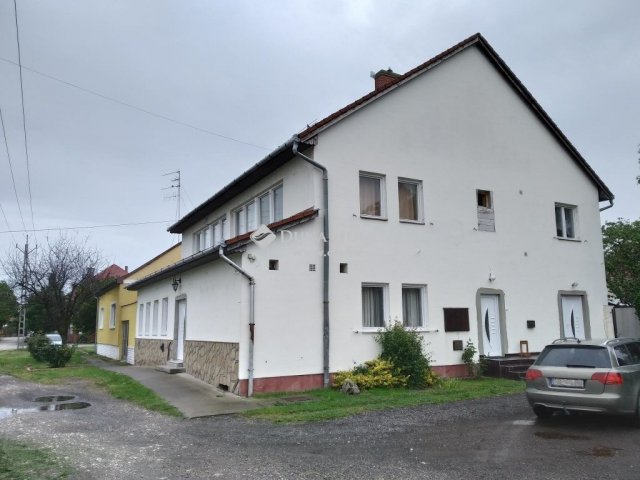 Eladó családi ház, Szegeden 125 M Ft, 7 szobás