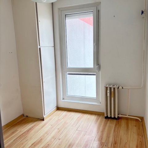 Eladó panellakás, Pécsett 41.99 M Ft, 3 szobás